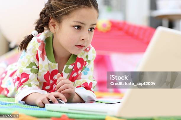 Girl In Front Of Computadora Portátil Foto de stock y más banco de imágenes de Creatividad - Creatividad, Edificio escolar, Educación