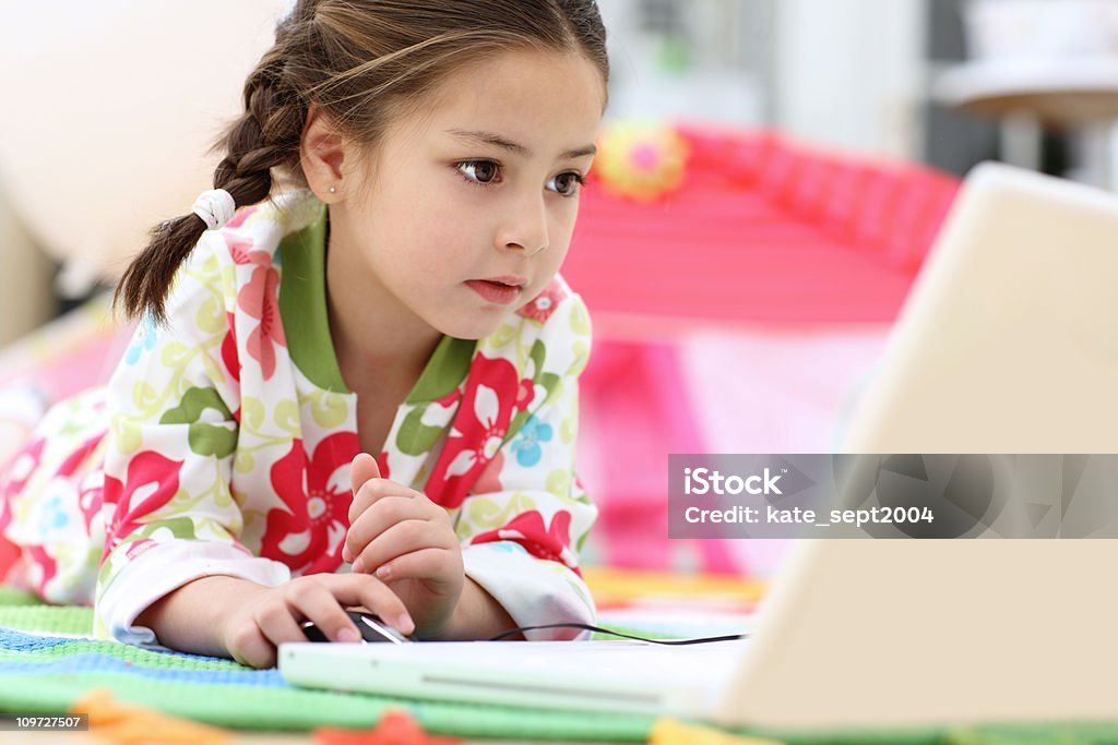 Ragazza nella parte anteriore del computer portatile - Foto stock royalty-free di Bambine femmine