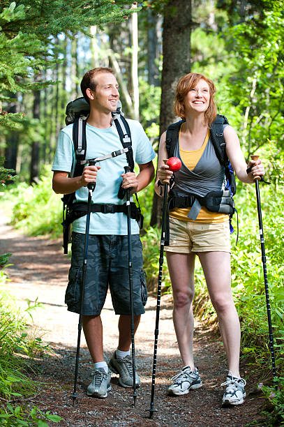 senderismo en pareja - hqlypse fotografías e imágenes de stock