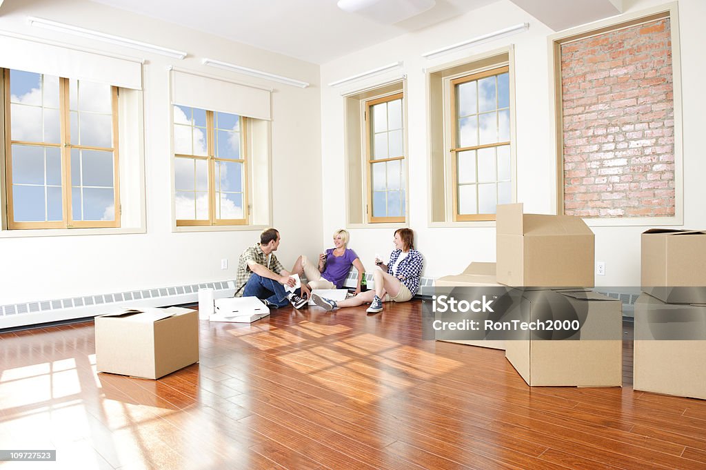 Junge Erwachsene Moving House - Lizenzfrei Weitwinkel Stock-Foto