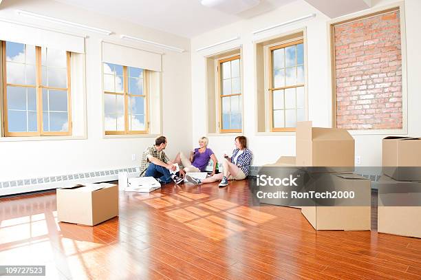 Junge Erwachsene Moving House Stockfoto und mehr Bilder von Weitwinkel - Weitwinkel, Wohnung, Architektur