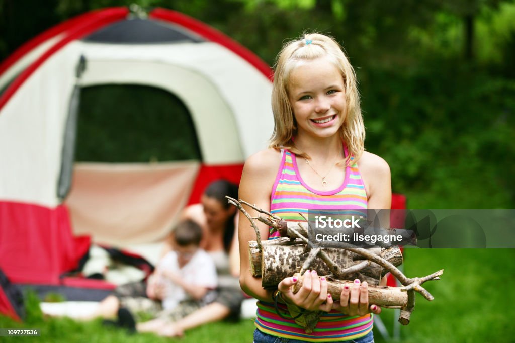 Menina no camping local - Foto de stock de 10-11 Anos royalty-free