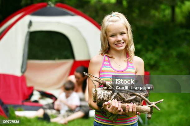 Foto de Menina No Camping Local e mais fotos de stock de 10-11 Anos - 10-11 Anos, Acampar, Adolescente