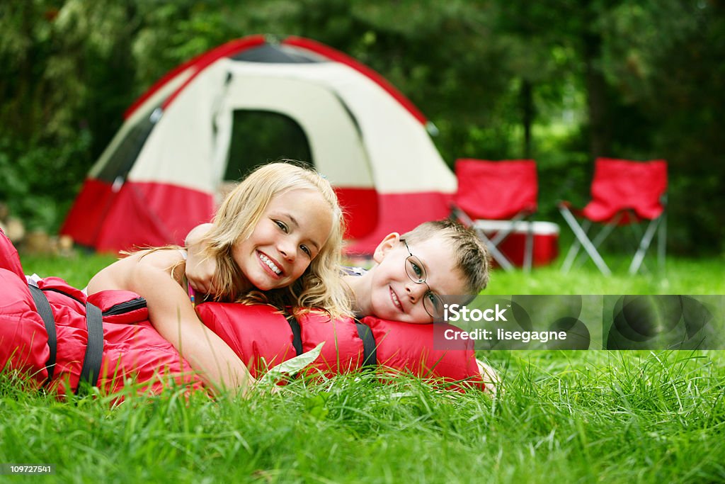 Frère et sœur sur site de camping - Photo de Sac de couchage libre de droits