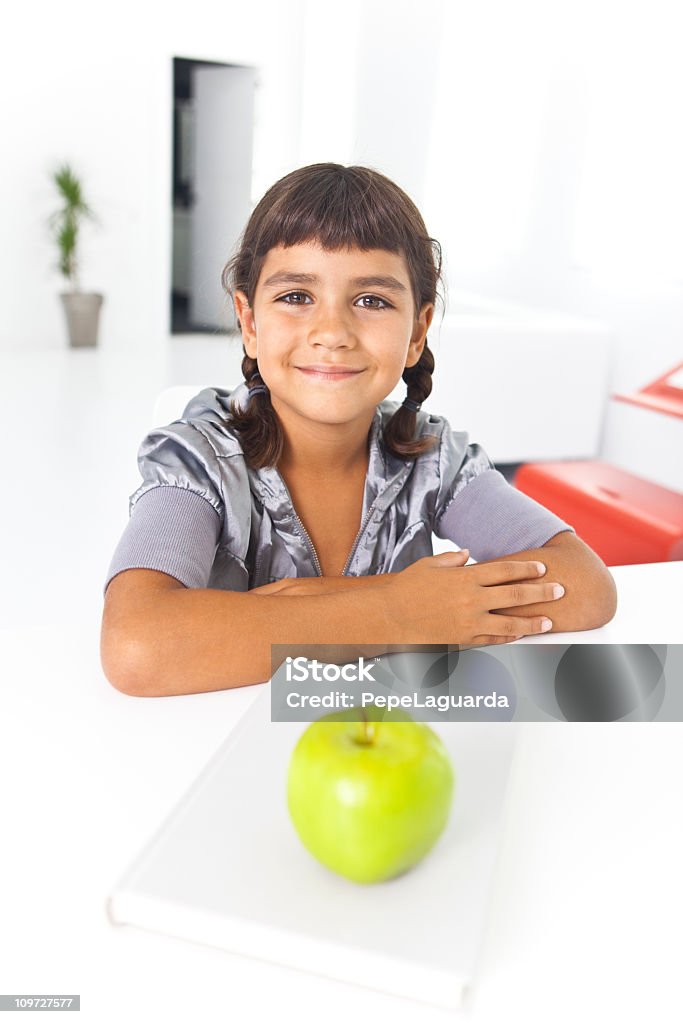 Menina com um livro em casa - Foto de stock de 8-9 Anos royalty-free