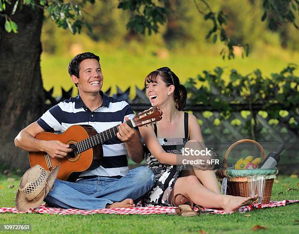 Par Tener Un Picnic En El Aeropuerto Meadows Tocando Guitarra Xxxl Foto de stock y más banco de imágenes de Guitarra