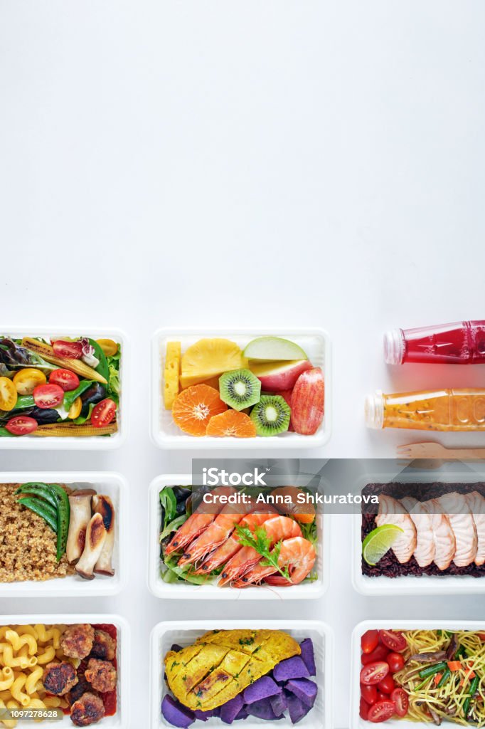 Concepto de entrega de comida preparada. Vista superior de listo para comer platos de fondo blanco con espacio de copia. - Foto de stock de Plato de comida libre de derechos