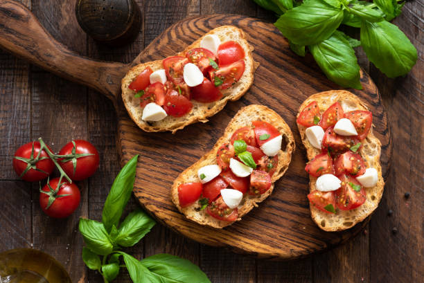 clásico italiano bruschetta con tomate queso mozzarella - brushetta fotografías e imágenes de stock