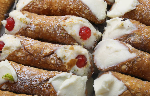 pastelaria doce chamada cannolo siciliano em língua italiana - trapani close up sicily italy - fotografias e filmes do acervo