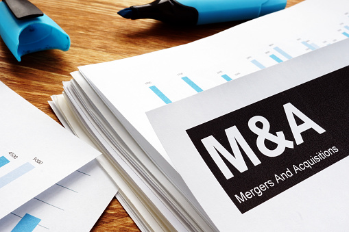 Documentos sobre fusiones y adquisiciones m & a con un lápiz. photo