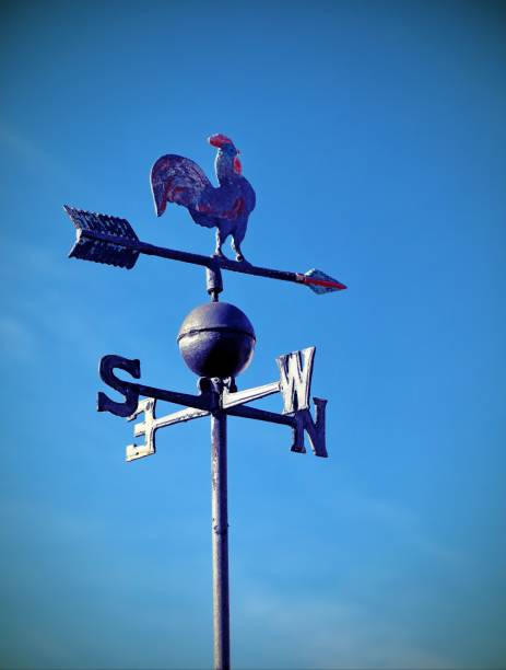 стальной ван, который указывает направление ветра и кардинальные точки - weather vane wind weather direction стоковые фото и изображения