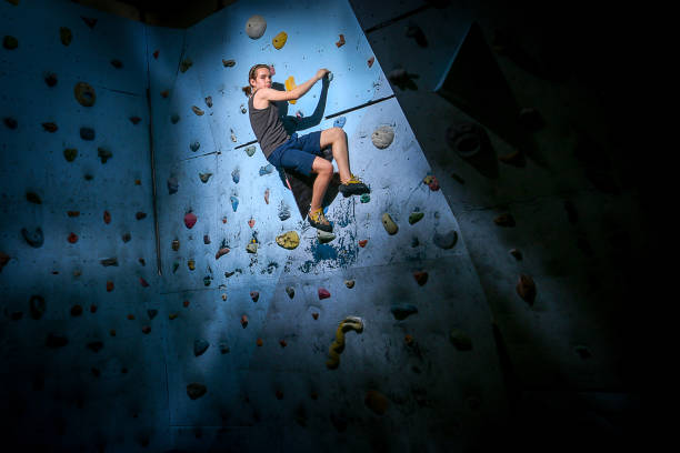 adolescente formação escalada na parede de escalada indoor - climbing wall rock climbing holding reaching - fotografias e filmes do acervo