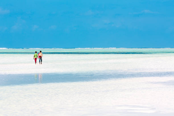 lokalne dzieci w zanzibarze - beach indigenous culture day sunlight zdjęcia i obrazy z banku zdjęć