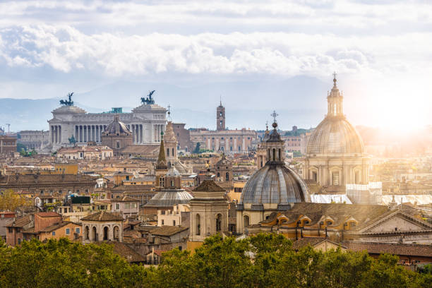 skyline van rome - rome italië stockfoto's en -beelden