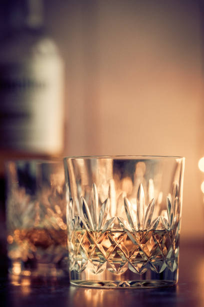 kristall glas whisky auf verwitterten oberfläche - distillery still stock-fotos und bilder