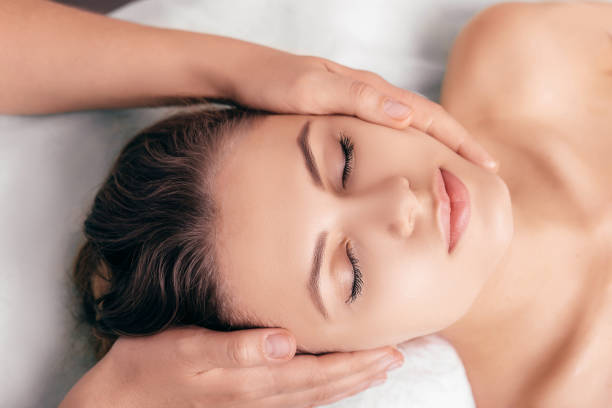 женщина наслаждаясь расслабляющий массаж головы в спа-салоне - spa treatment head massage health spa healthy lifestyle стоковые фото и изображения