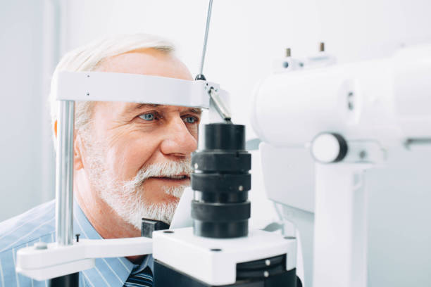 sênior paciente receptora com um exame na clínica, exame de visão com a idade as pessoas - patient senior adult optometrist eye exam - fotografias e filmes do acervo