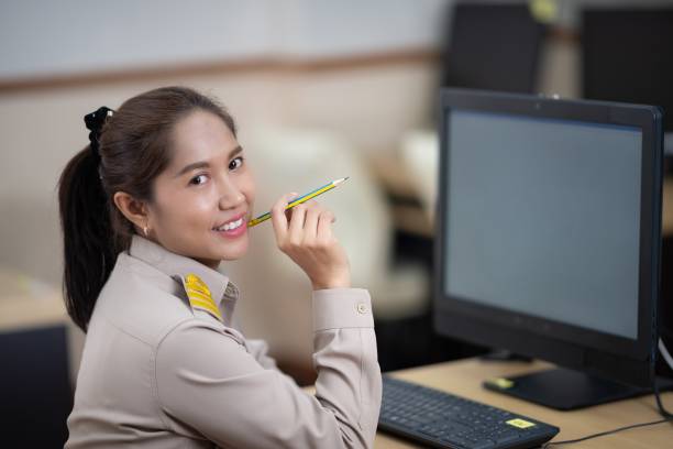 portrait de fonctionnaire de l’administration thaïlandaise à l’aide d’ordinateur au bureau. - employé de ladministration photos et images de collection