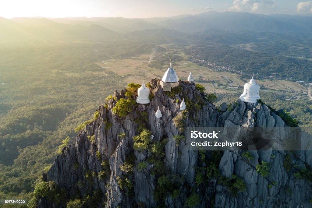 ワットチャルームプラキアットプラ Kiat チェ ホンハム地区に位置しランパーン県タイの山の崖の上の塔を浮動の壮大な眺め 宗教施設 ワット