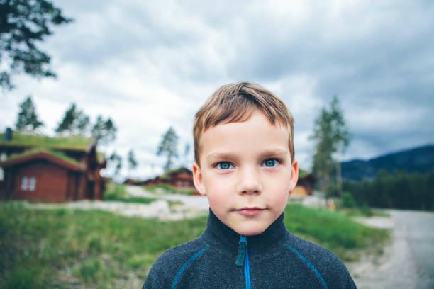 портрет прекрасного маленького мальчика летом в норвегии. - child head and shoulders elementary age front view стоковые фото и изображения