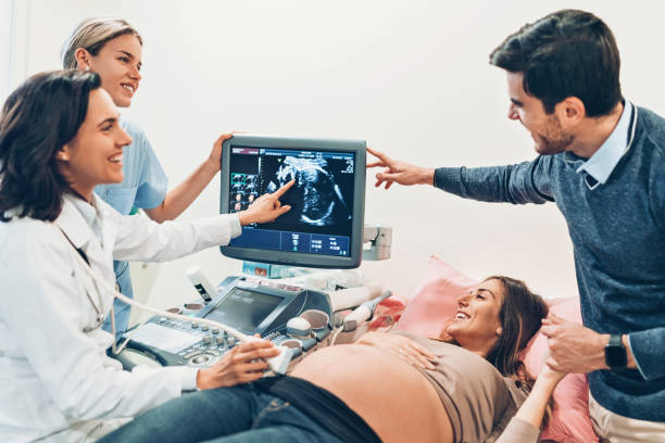 familia joven esperando un bebé - gynecologist gynecological examination ultrasound human pregnancy fotografías e imágenes de stock