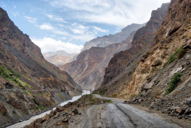 pamir highway dans le corridor wakhan, pris au tadjikistan en août 2018 pris en hdr - pamirs photos et images de collection