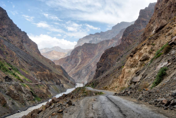 pamir highway no corredor de wakhan, tomado em tajiquistão em agosto 2018 tomado em hdr - pamirs - fotografias e filmes do acervo