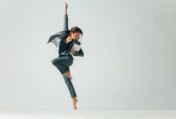 춤과 흰색 위에 절연 웃는 여자를 행복 한 비즈니스. - jumping business women dancing 뉴스 사진 이미지