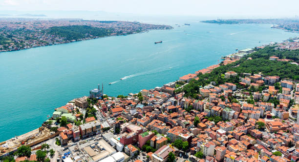 veduta generale del bosforo dall'elicottero a istanbul, turchia - moschea ortakoy foto e immagini stock