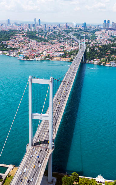 vista aérea de helicóptero para istambul bosphorus bridge (ponte dos mártires 15 de julho) na turquia - aerial view bosphorus bridge bosphorus bridge - fotografias e filmes do acervo