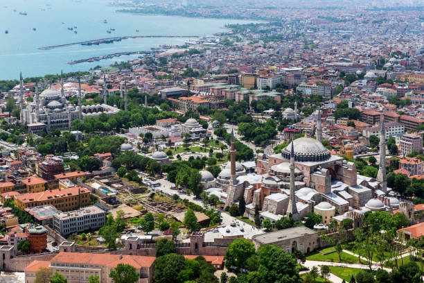 luftbild vom hubschrauber der blauen moschee und der hagia sophia in istanbul, türkei - sultan ahmad moschee stock-fotos und bilder