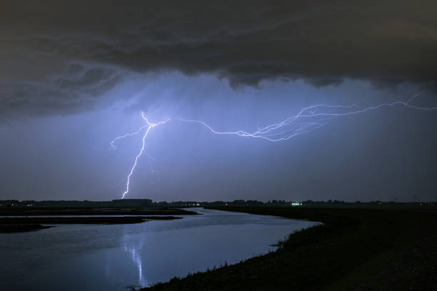 lightningbolts horizontal y vertical de una tempestad de truenos severa sobre un lago en la parte occidental de holanda - western europe flash fotografías e imágenes de stock