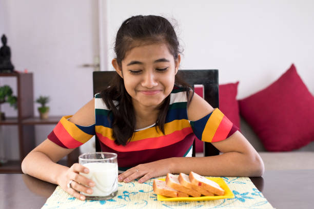 istock Teenage girl having breakfast 1097385952