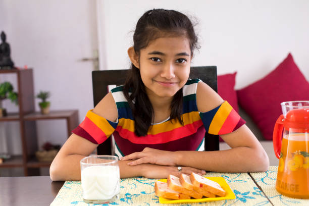 istock Teenage girl having breakfast 1097389392
