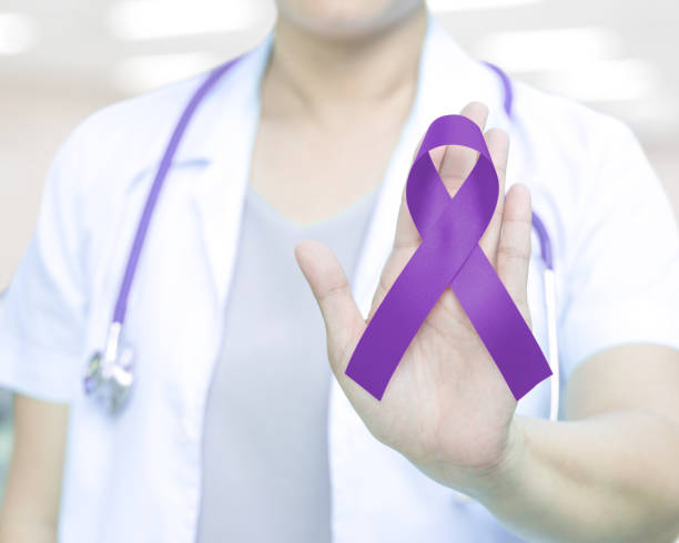 femme médecin en uniforme blanc tenir sensibilisation ruban violet violet dans la main pour l’add, tdah, la maladie d’alzheimer, malformation d’arnold chiari, hémiplégie infantile & accident vasculaire cérébral, le cancer du pancréas, sarcoïdo - hodgkins disease photos et images de collection