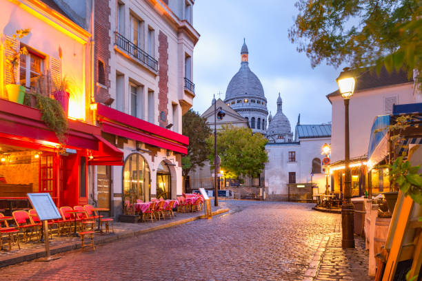 Montmartre in Paris, France The Place du Tertre with tables of cafe and the Sacre-Coeur in the morning, quarter Montmartre in Paris, France cafe stock pictures, royalty-free photos & images