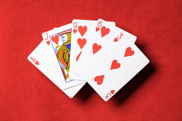 widok z góry czerwonego stołu pokerowego i rozłożone karty do gry w kolorze serc - bridge cards playing leisure games zdjęcia i obrazy z banku zdjęć