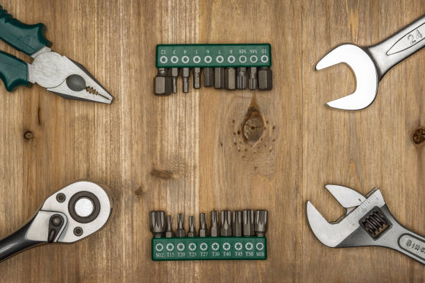 Top view of different type of constructive tools with copy space on wooden background. Construction instruments and car tools. Home tool kit. Everyday instruments. Work stuff. Mend and repair. vista superior de diferentes tipos de herramientas constructivas con espacio de copia sobre fondo de madera. construcción de instrumentos y herramientas de coche. kit de herramientas de inicio. instrumentos todos los días. materia de trabajo. reparar y r