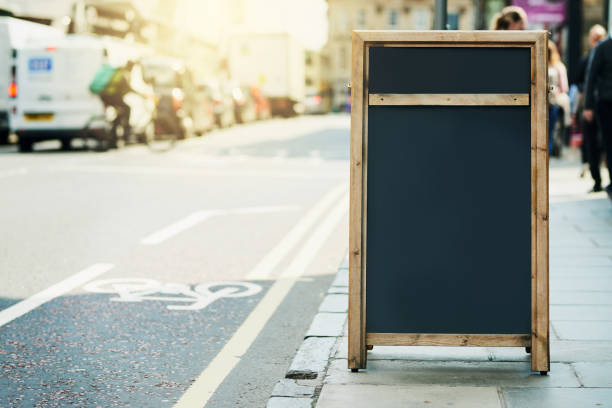 der beste platz für ihre spezialitäten tagesmeldung - sidewalk cafe stock-fotos und bilder