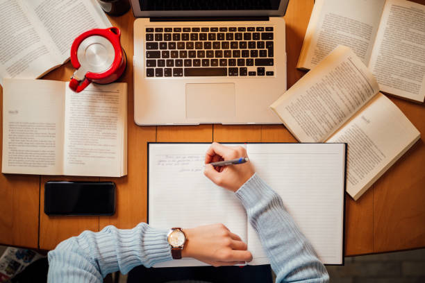 escritorio de oficina con ordenador portátil y libros, vista superior - sólo adulto fotografías e imágenes de stock