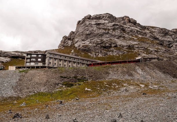 bahnhof in den alpen - jungfrau train winter wengen stock-fotos und bilder