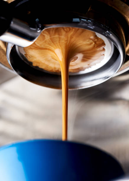 pulling a shot of espresso on a naked portafilter - staple remover imagens e fotografias de stock