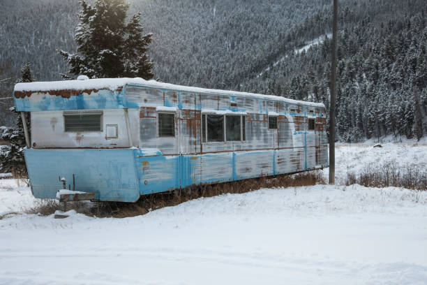 trailer abbandonato a casa con neve - snow loneliness tree remote foto e immagini stock