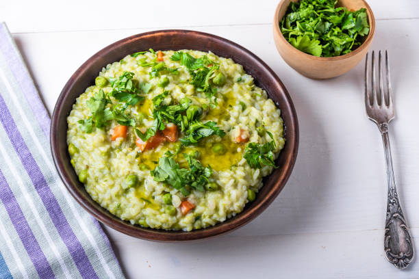 risoto vegetariano italiano tradicional com ervilhas em estilo rústico - risotto asparagus green pea spring - fotografias e filmes do acervo