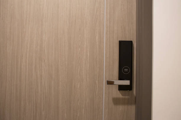cerradura de puerta electrónica con la manija de puerta de madera - cardkey entrance keyless order fotografías e imágenes de stock