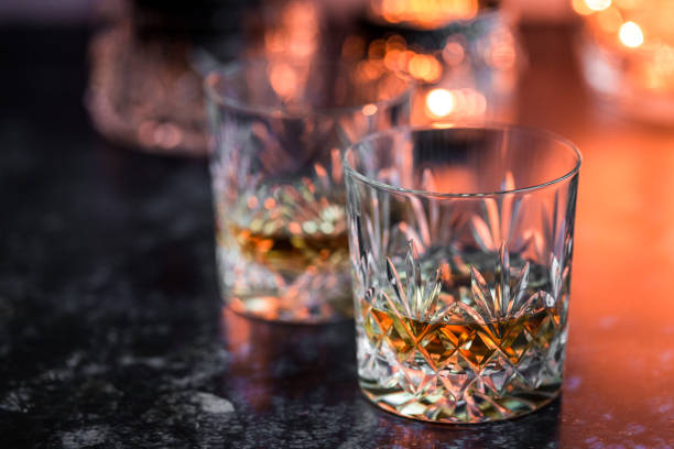 kristall glas whisky auf verwitterten oberfläche - distillery still stock-fotos und bilder