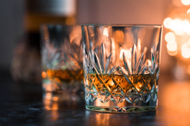 хрустальные стаканы виски на выветривной поверхности - decanter стоковые фото и изображения