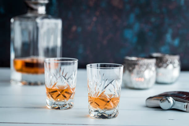 kristall glas whisky auf weißen holzoberfläche - distillery still stock-fotos und bilder