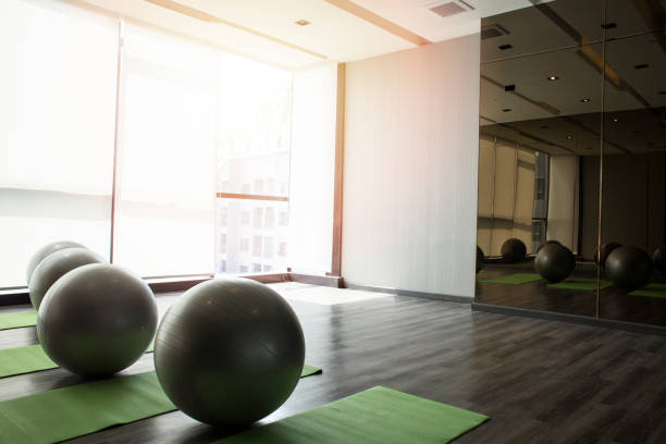 sala de fitness con interior de equipo de deporte del gimnasio con el yoga - centro de yoga fotografías e imágenes de stock