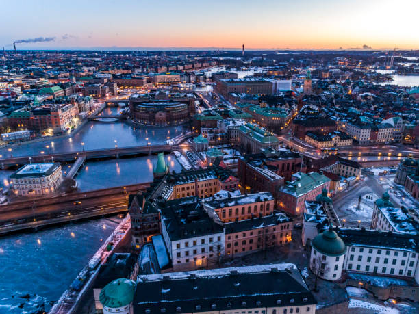 vue aérienne sur stockholm - riddarholmen photos et images de collection